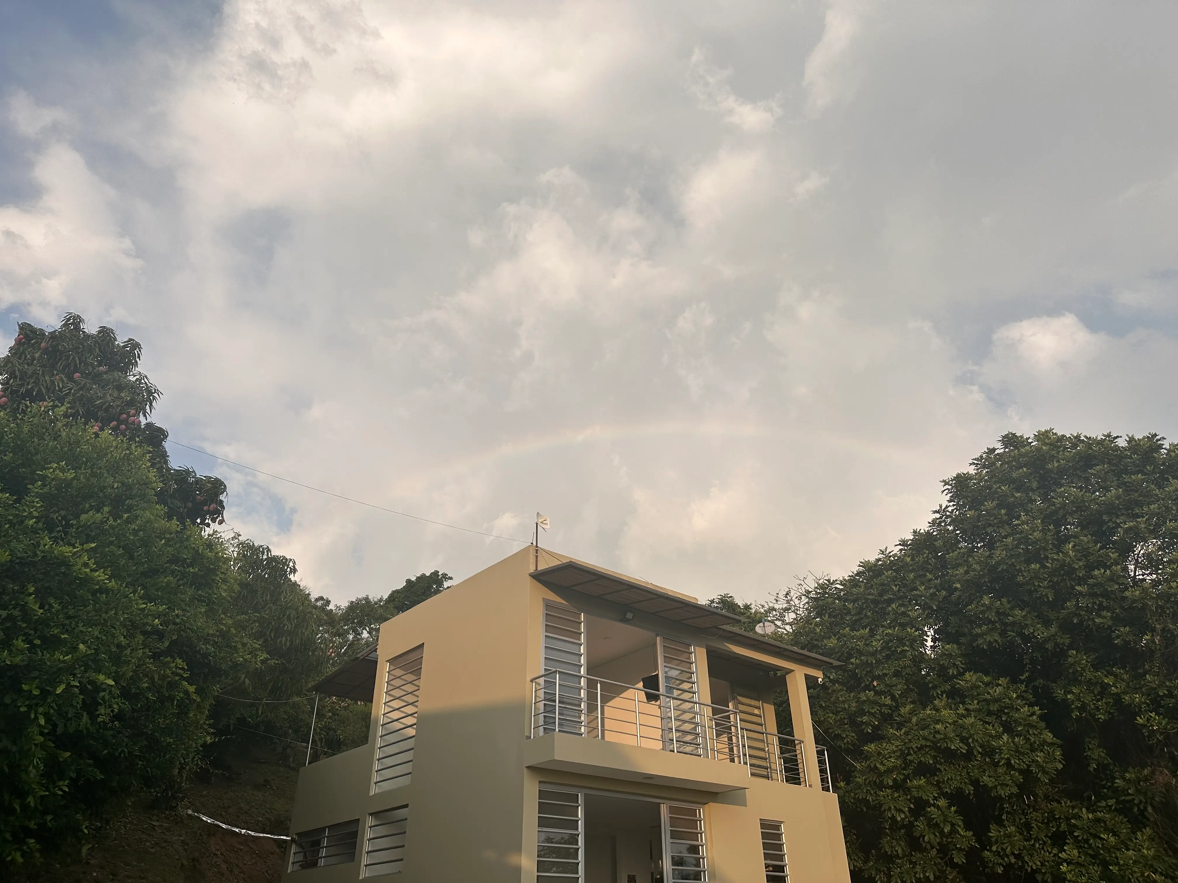 Exterior de la casa al atardecer