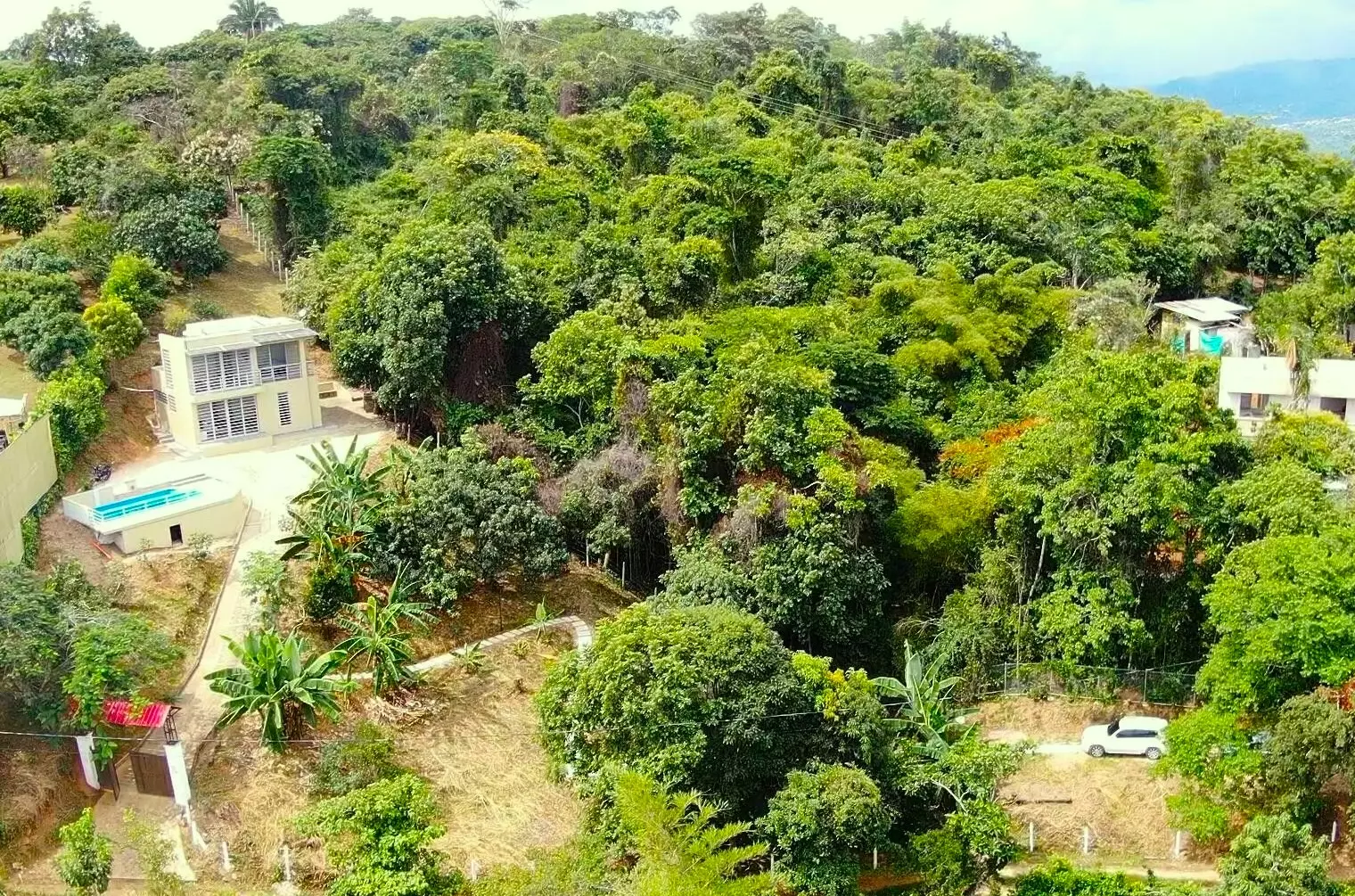 Vista aérea de la casa entre la naturaleza